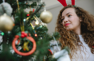 Saying "I Do" in a Barn Wedding in Naples: A Creative Christmas Celebration